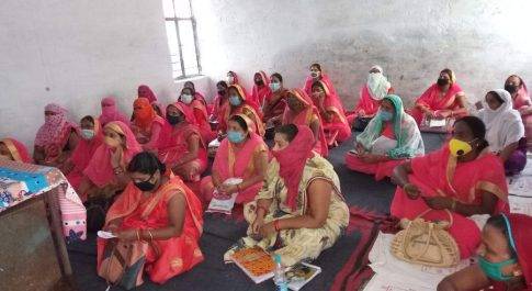 महराजगंज। दस्तक में दायित्व निभाएँ, आरोग्य सेतु एप डाउनलोड कराएं-डीपीओ