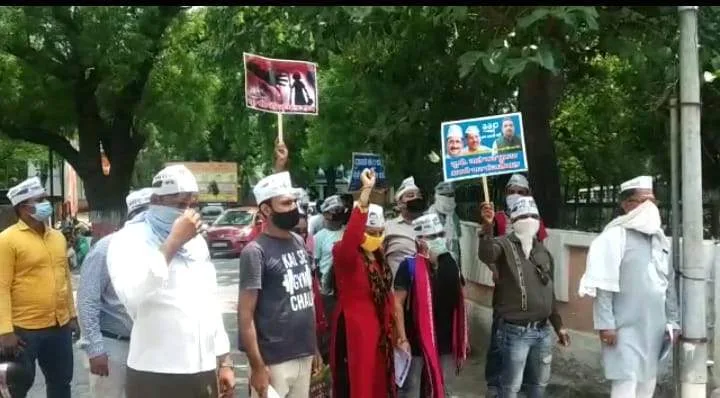 आप ने आज पेट्रोल व डीजल की बढ़ती महंगाई के विरोध मे किया प्रदर्शन