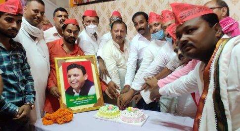 महराजगंज। फरेन्दा के पूर्व नगरपालिका अध्यक्ष विनोद गुप्ता ने अखिलेश सिंह का मनाया जन्मदिन