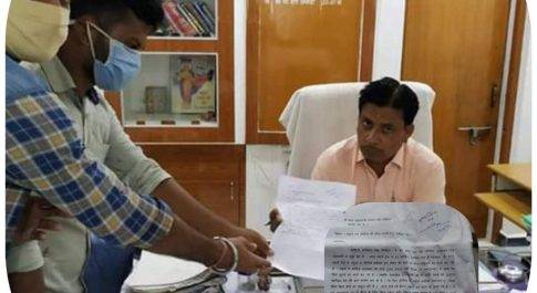 आज छात्रों ने कॉलेज और स्कूल की फीस माफी हेतु एसडीएम को सौंपा ज्ञापन