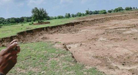 कुटाई ग्राम पंचायत मैं सरपंच के द्वारा तालाब का निर्माण ना कराकर तलैया की खुदाई की गई