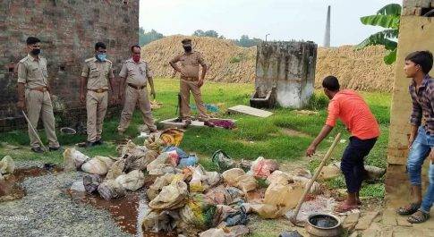 महराजगंज। चिरैयाकोट मे कच्ची शराब के विरुद्ध चले अभियान में बृजमनगंज पुलिस द्वारा पांच लोगों किया गिरफ्तार