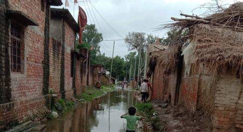 उत्तर प्रदेश बहराइच तेज बारिश ने ग्रामीण इलाकों के रास्ते को बनाया तालाब