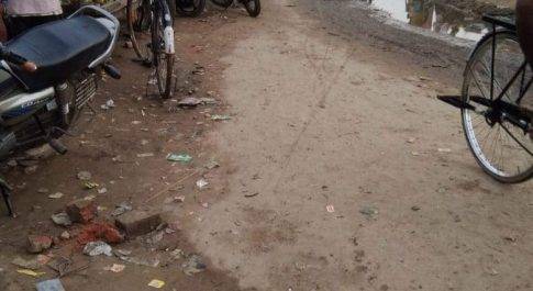 उत्तर प्रदेश श्रावस्ती करौ़दी चौराहे पर नहीं हो रहा सोशल डिस्टेंस का पालन।