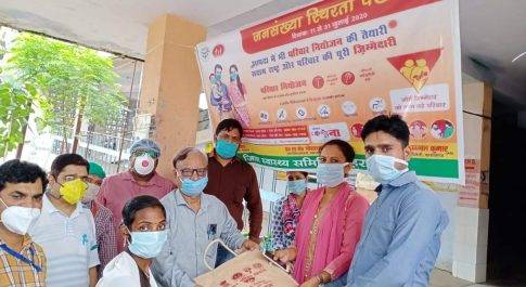 महराजगंज। परिवार नियोजन को लेकर नव दंपत्तियों से चर्चा करें आशा, एएनएम- डाॅ राजेन्द्र