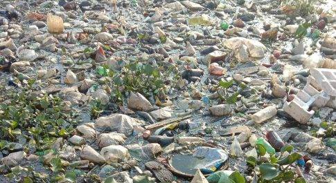 उत्तर प्रदेश ग्रामीण कचरे से पटी नालियों और तालाब