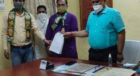 एआईएमआईएम पार्टी ने आज डाक्टर कफील अहमद खान के विरुद्ध की गई एनएसए की कार्रवाई निरस्त कर रिहा किए जाने को लेकर नगर मजिस्ट्रेट को दिया ज्ञापन