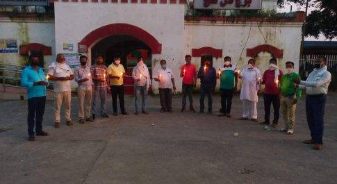 महराजगंज/बृजमनगंज। पत्रकारों पर हो रहे अत्याचार के विरोध में निंदा करते हुए बृजमनगंज पत्रकारों द्वारा किया गया शोक सभा