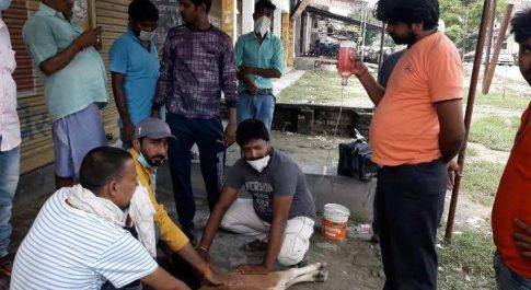 महराजगंज। बृजमनगंज कस्बे के ब्यापारी दिलीप वर्मा ने बछड़े की जान बचाकर पेश किया मानवता की मिशाल