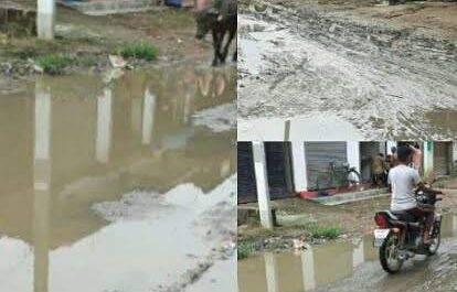 महाराजगंज /बृजमनगंज। नालियों के अभाव में सड़क पर भर रहा है पानी और गंदगी से बीमारियों को दे रहा दावत