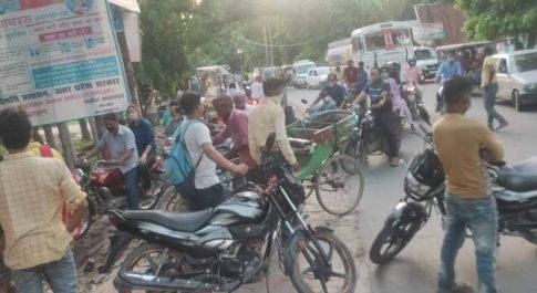 “भीषण गर्मी में लाइट गायब होने से परेशान लोगों का गुस्सा फूटा जिलाअधिकारी आवास के पास की जमकर नारेबाजी”