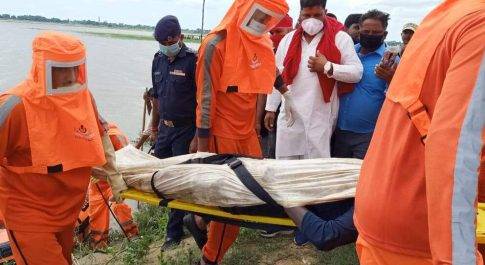 महराजगंज। बृजमनगंज थाना क्षेत्र कानापार मे मछली पकड़ने गए तीन युवक ताल मे डूबे, एनडीआरएफ टीम ने बरामदे किया दो शव तीसरे की तलाश जारी