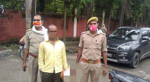 महराजगंज। कोतवाली पुलिस द्वारा हत्या के वांछित 15000 हजार रु के इनामिया अभियुक्त को गिरफ्तार कर भेजा गया जेल।