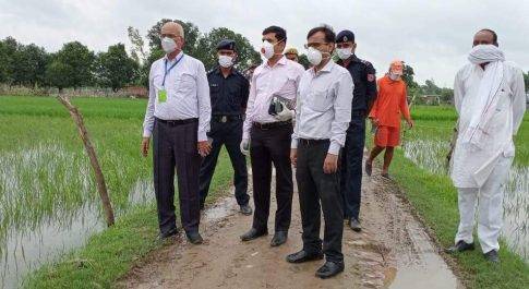 महसी तहसील के बाढ़ प्रभावित गाँवों में नोडल अधिकारी, एन डी अार एफ व प्रशासन ने किया दौरा
