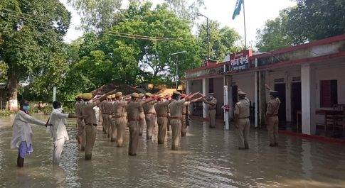 उफान पर है घाघरा नदी, पुलिसकर्मियों ने बाढ़ के पानी में खड़े होकर किया ध्वजारोहण