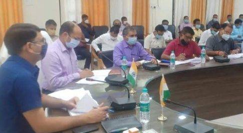 महारजगंज: स्वच्छ्ता को लेकर लापरवाही न बरतें अधिकारी: स्वच्छता को लेकर लापरवाही न बरतें अधिकारी: डीएम