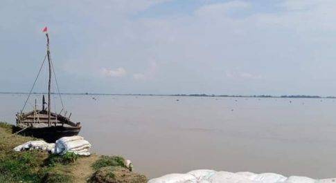 महराजगंज/देवरिया। सरयू नदी में डोंगी नाव पलटी, ससुर लापता, दामाद ने तैर कर खुद और दो साल के बेटे की जान बचाई