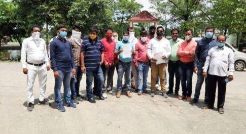 टीवी पत्रकार की हत्या के विरोध में प्रेस क्लब ऑफ महराजगंज के नेतृत्व में पत्रकारों ने किया प्रदर्शन, डीएम एसपी को सौंपा ज्ञापन।