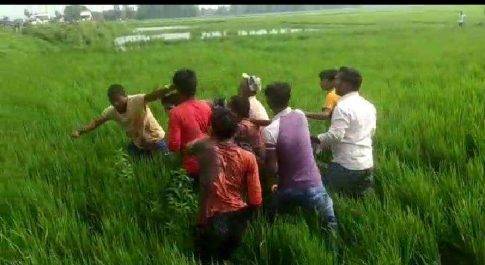 महराजगंज/फरेंदा। भोजपुरी कलाकारो द्वारा एल्बम गाने की हो रही थी सूटिंग, सचमुच में हो गई मारपीट