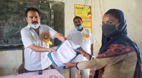 महराजगंज। नौतनवा चेयरमैन गुड्डू खान ने अनलॉक के दौरान सर्व शिक्षा अभियान के अंतर्गत 157 बच्चों को यूनिफॉर्म वितरित कर शुरुआत की