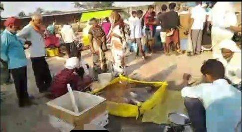 कोरोना महामारी में भी बृजमनगंज के कोमल चौराहे पर लग रहा साप्ताहिक बाजार पुलिस प्रशासन हुआ मौन।