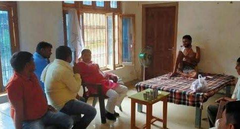 महराजगंज। मार्ग दुर्घटना में जोटिल संतोष त्रिपाठी का हाल पूछने उनके घर पहुचे फरेन्दा विधायक बजरंग बहादुर सिंह