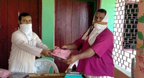 बहराइच नवाबगंज के स्कूलों में बुलाकर अभिभावकों को वितरित की गई पाठ्य पुस्तकें व स्कूली ड्रेस