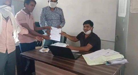 रोड लाइट एवं नाली निर्माण के लिए सरपंच सचिव को दिया ज्ञापन