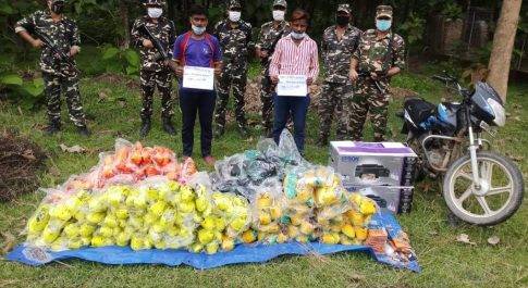 बहराइच एसएसबी के जवानों ने भारत से नेपाल ले जा रहे तस्करों को सामान सहित सीमा पर पकड़ा