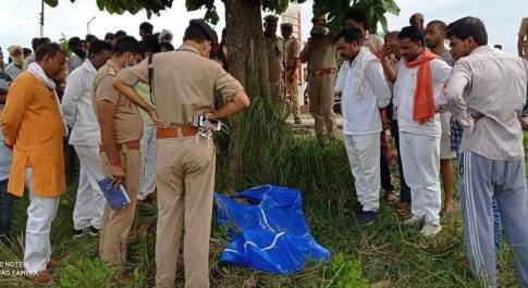 महराजगंज। बृजमनगंज फरेंदा मार्ग पर झाडियों मे संदिग्ध परिस्थितियों मे मिला युवक का शव,पुलिस के लिए बना पहेली
