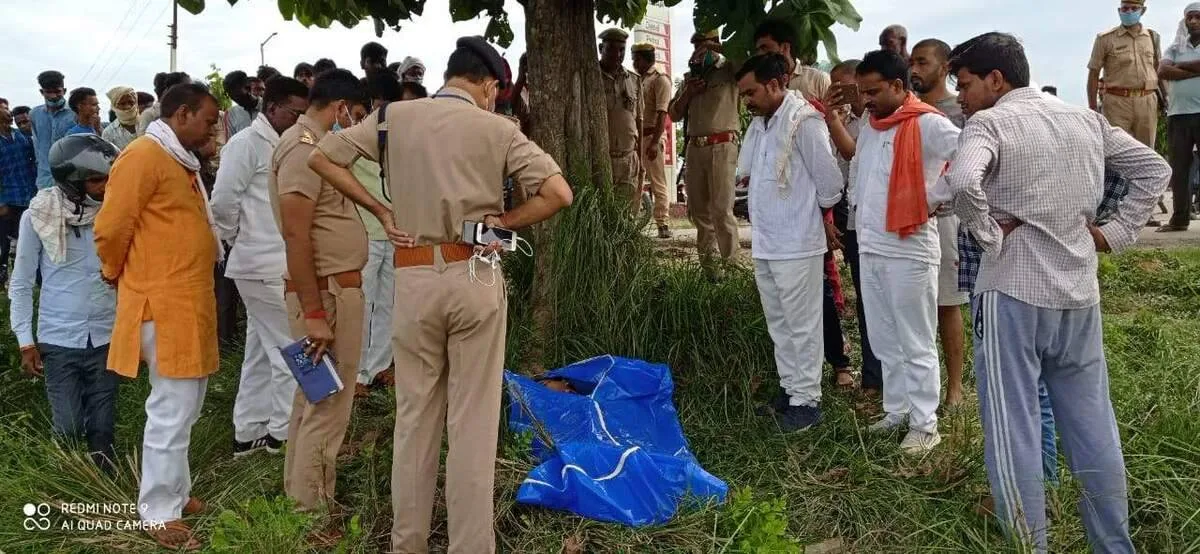 महराजगंज। बृजमनगंज फरेंदा मार्ग पर झाडियों मे संदिग्ध परिस्थितियों मे मिला युवक का शव,पुलिस के लिए बना पहेली