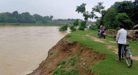 महराजगंज। बारिश के कहर से रोहिन नदी खतरे के निशान से ऊपर आ सकता हैं बाढ़