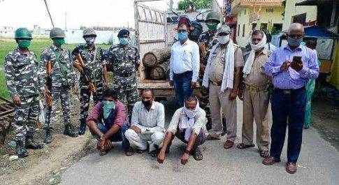 महराजगंज। इंडोनेपाल बार्डर पर सात बोटा साखू लदी पिकप के साथ तीन गिरफ्तार