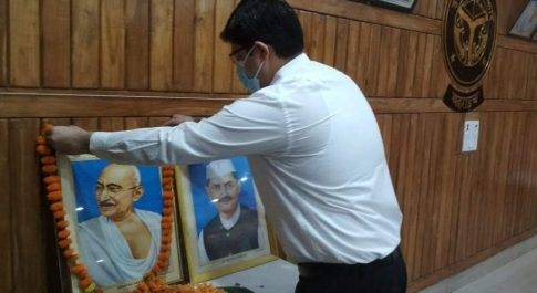 गाॅधी जी के जीवन आदर्शों को आत्मसात करना ही सच्ची श्रद्धांजलि: जिलाधिकारी