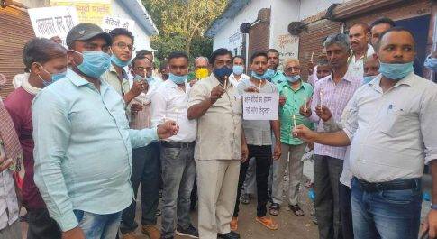 बहराइच हाथरस हत्त्या कांड को लेकर बाबागंज में माँ राजेश्वरी चैरिटेबल ट्रस्ट ने आयोजित शोक सभा निकाला कैंडल मार्च