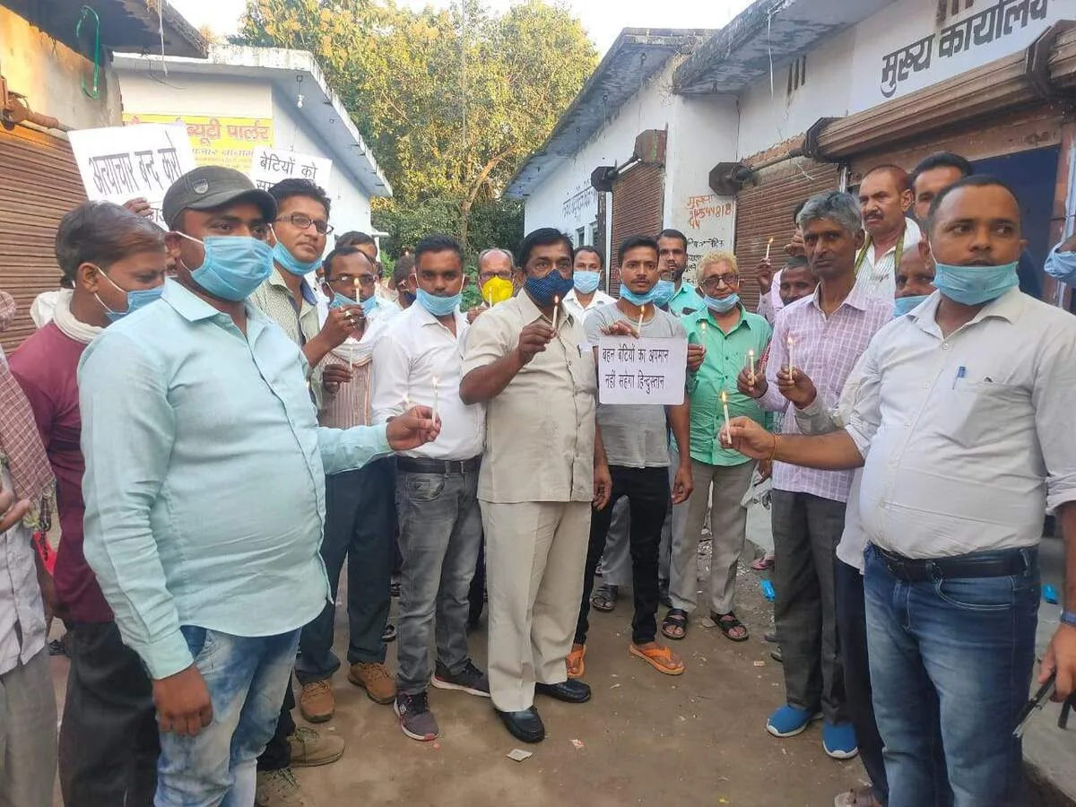 बहराइच हाथरस हत्त्या कांड को लेकर बाबागंज में माँ राजेश्वरी चैरिटेबल ट्रस्ट ने आयोजित शोक सभा निकाला कैंडल मार्च