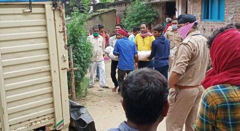 फंदे से लटकती मिली एक महिला का शव।