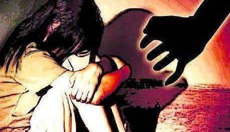 खुखुंदू थाना क्षेत्र के एक गांव में बकरी चराने गई सात वर्षीय बालिका को पैसे का प्रलोभन देकर एक #सेवानिवृत्त_शिक्षक ने पहले अपने घर में ले जाकर #दुष्कर्म का प्रयास किया।