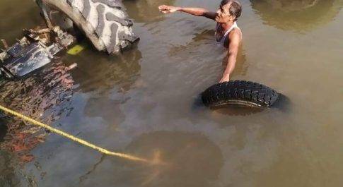 देवरिया के करुआना मगहरा मार्ग के दोहनी मठिया गांव के पास बड़े नाले में ट्रैक्टर टाली पलटी दो लोगो की मौत
