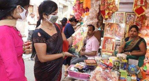 शाहजहांपुर नवरात्र पर बाजार में खरीदारी को उमड़े श्रद्धालु