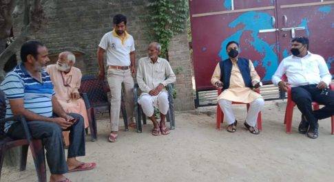 Shahjahanpur आज मिथिलेश कुमार पूर्व सांसद शाहजहांपुर ने विधान सभा क्षेत्र व विकास खंड पुवायां के ग्राम गंगाई में कल्लू बाजपेई के भाई भूरे बाजपेई की विगत दिनों दुर्घटना बस हुई