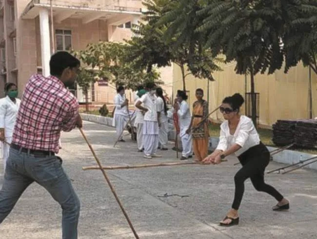 शाहजहांपुर आत्मरक्षा के लिए स्वास्थ्यकर्मियों ने सीखा लाठी-डंडे चलाना
