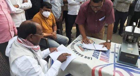 शाहजहांपुर नमी नापने की मशीन लेकर धान क्रय केंद्रों पर जा धमके विधायक *** — तिलहर मंडी में स्थित केंद्रों का निरीक्षण कर किसानों से ली खरीद की जानकारी