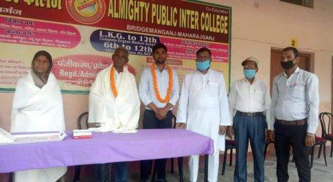 आलमाईटी प्रबंधक ने शैलैंद्र के माता पिता को अंगवस्त्र भेंटकर किया सम्मानित