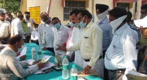 शाहजहांपुर वकील बोले-तहसीलदार कर रहीं मनमाने तरीके से काम
