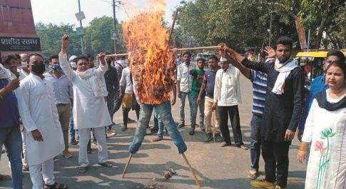 शाहजहांपुर केआर पेपर मिल प्रशासन का फूंका पुतला