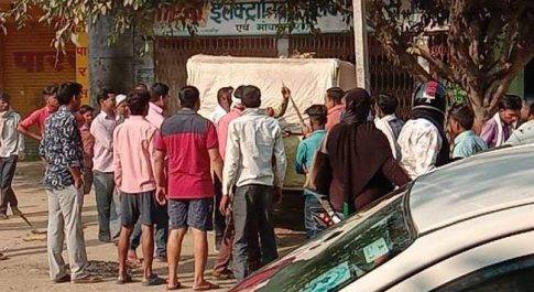 शाहजहांपुर साइड न देने पर ट्रैक्टर चालक व उसके साथी को पीटा