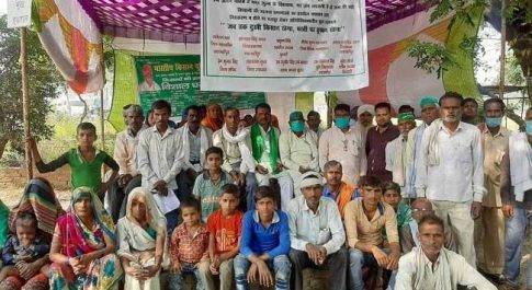 जनपद शाहजहांपुर हंगामे के बाद आधी हटी दीवार, यूनियन का धरना जारी