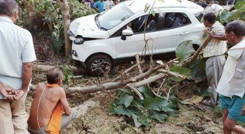 शाहजहांपुर अनियंत्रित कार पेड़ से टकराई
