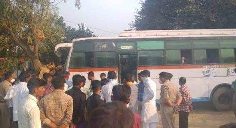 शाहजहांपुर स्टेयरिग फेल होने पर पेड़ से टकराई बस, एक घायल